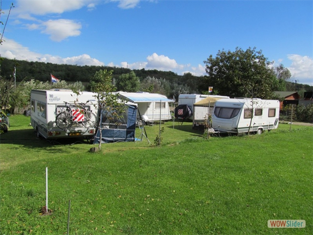 23b Caravanclub NL gezellig bij elkaar op 2e veld 2014