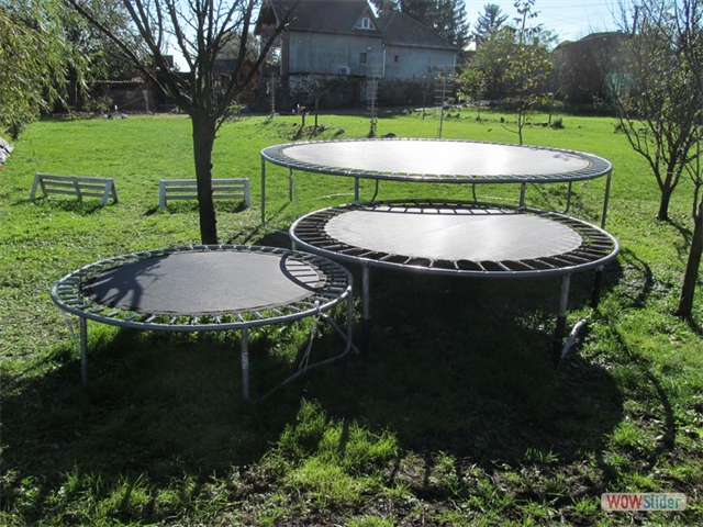 42 Trampolines en veld2